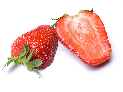 白色背景上成熟草莓的横截面图片