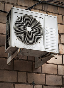 安装在砖墙上的空调热泵高清图片