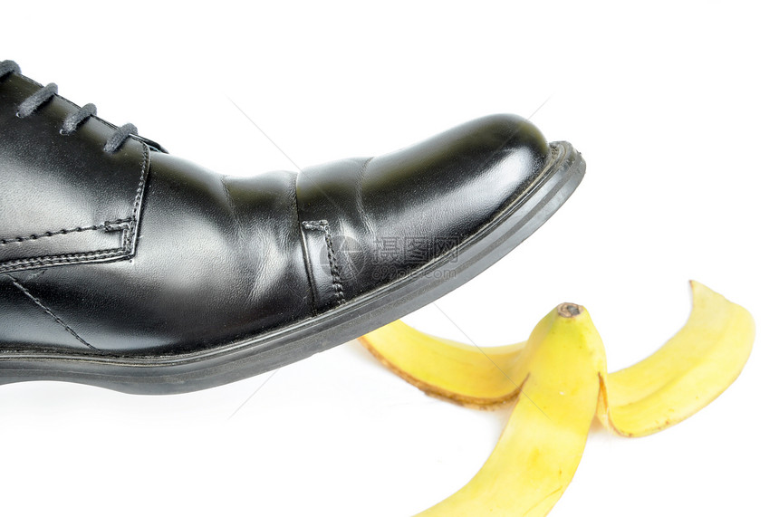 脚鞋即将在香蕉皮上滑倒发生意外图片