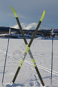 冰冻湖滑雪场附近的滑雪轨上有雪橇和电线杆图片