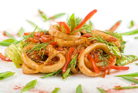 海鲜沙拉配鱿鱼和蔬菜特写图片