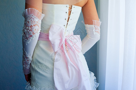 新娘穿婚纱的背影图片