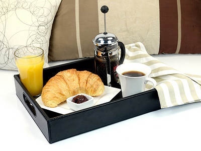 早餐托盘配新鲜咖啡和羊角面包图片