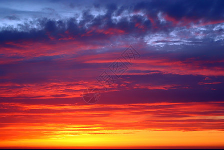 夕阳下看絮状云图片