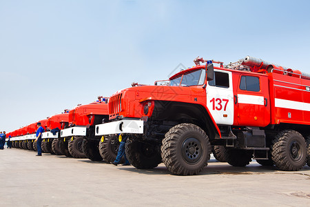 新的俄罗斯消防车准备与森图片