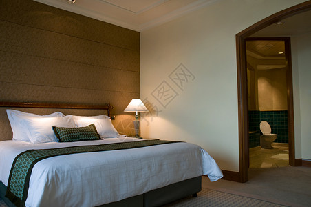 五星级酒店套房的王床和豪华浴图片