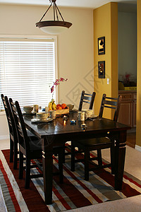饭桌上的餐桌和餐盘注墙上的图片