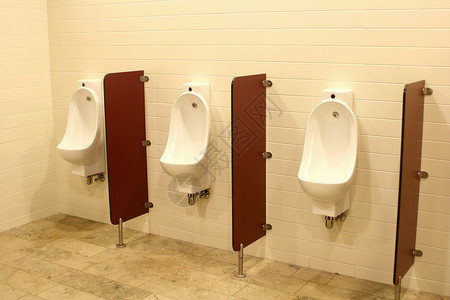 公共厕所里的三个男人小便池图片