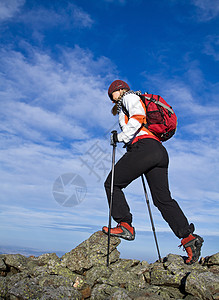 在秋天的山上徒步旅行的女人图片