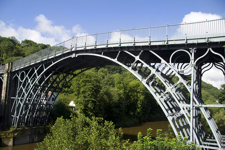 世界上第一座由铁石铸成的桥穿过斯罗普郡铁桥背景图片