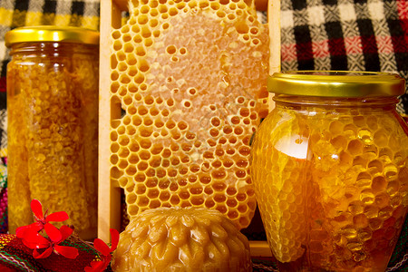 罐装蜂蜜和蜂窝图片