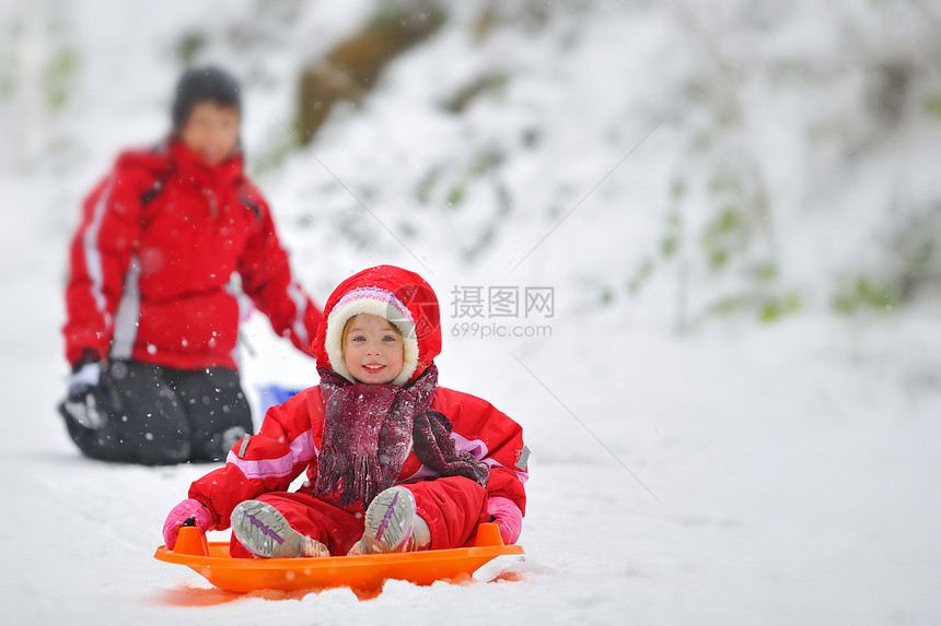 女孩上雪橇图片