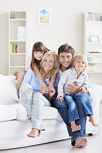 一个幸福的家庭在家的白色沙图片
