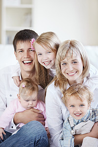 一个幸福的家庭孩子图片