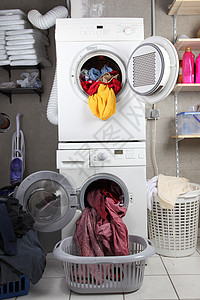 洗衣房用烘干机和洗衣机的图片