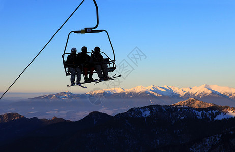 蓝天和山上乘坐滑雪机的图片