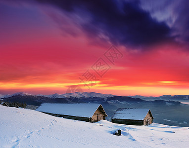 山中的冬季景观在下降图片