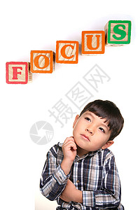 一个年轻男孩的概念形象在一个字块下写图片