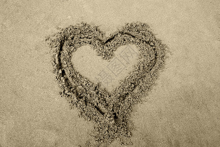 在湿沙中画一颗心图片
