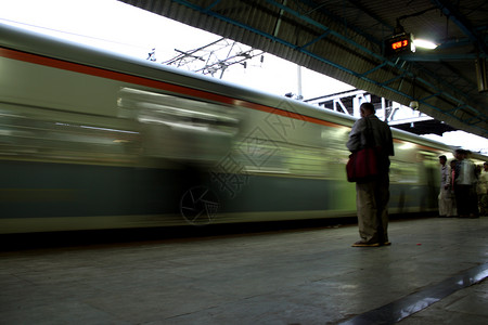 一个通勤者在等他的火车到达印度火车图片