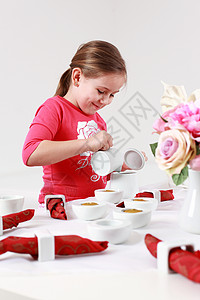 女孩帮忙摆桌子倒茶图片