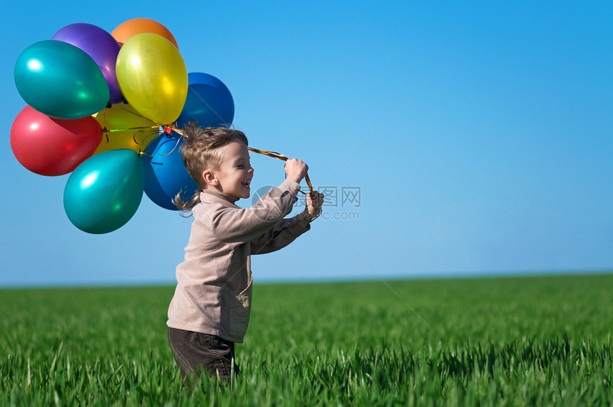 快乐的男孩与气球运图片