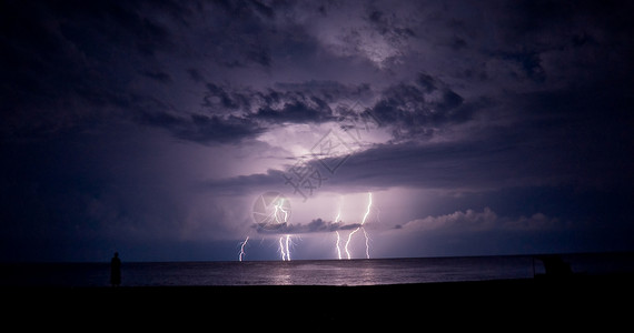 雷暴和闪电在海中一道闪电图片