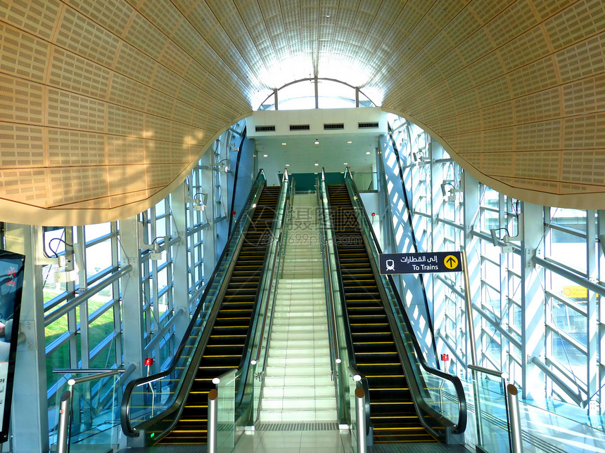 迪拜地铁站的自动楼梯图片