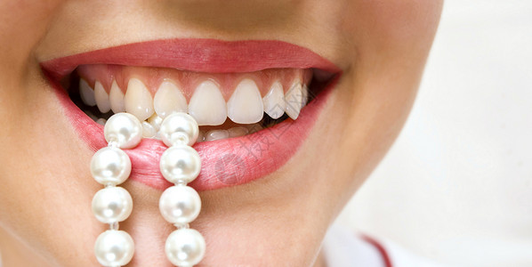 一个女人微笑着露出洁白的牙齿图片