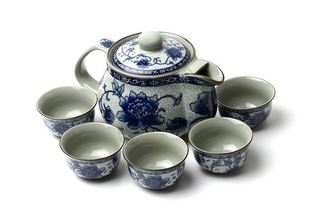茶具杯子和茶壶在白色上隔开图片