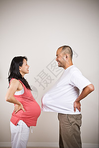 一个快乐的期待怀孕的同夫图片