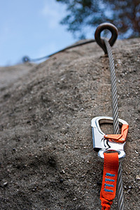 在钢丝绳上攀爬登山扣通过铁索攀登背景图片