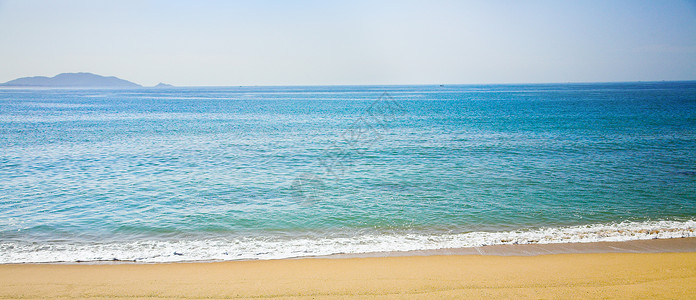 沙滩和蔚蓝的大海干净的天空图片