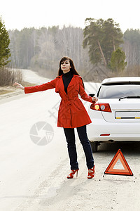 年轻女子站在红三角标志处车被撞图片