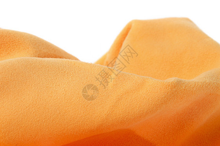 白色背景上橙色超细纤维毛巾的特写图片