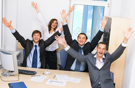 办公室里快乐的商务团队图片