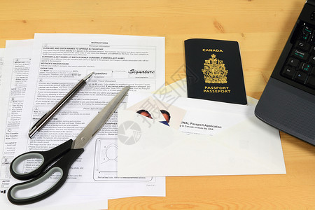 用于通过邮寄方式申请加拿大护照更新的所有物品图片