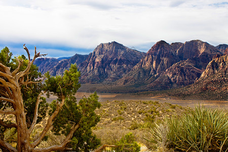 在原背景的Wtih多彩山地的沙漠前方图片