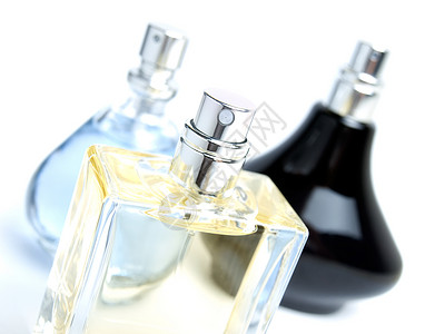 三瓶不同的香水在白图片
