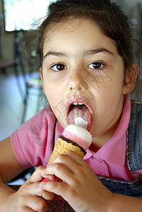 吃冰淇淋的甜牙糖漂图片