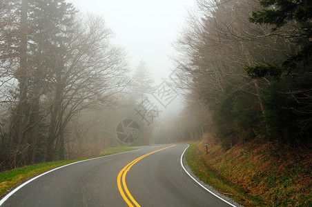 大雾山中的山路图片