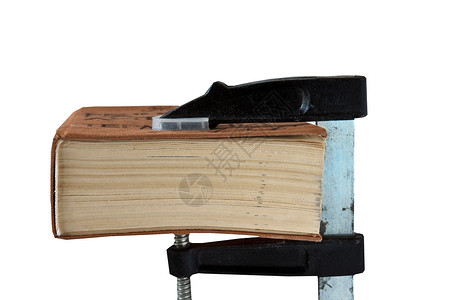 木工夹钳之间的厚书背景图片