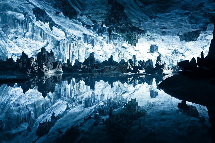 洞穴内的天然湖泊图片