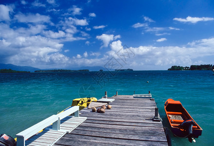 在所罗门群岛偏远的西岛连链中等待热切探险的有色黄和红色潜水艇背景图片