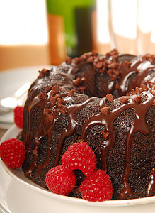 巧克力果蛋糕配有草莓和香槟在浪漫图片