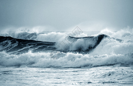 大浪冲向岸边印度洋水高清图片素材