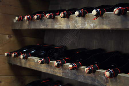 酒窖里成排的红酒瓶图片