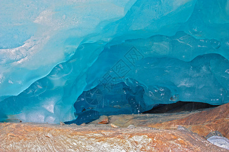 瑞士阿莱奇冰川内的冰中隧道图片
