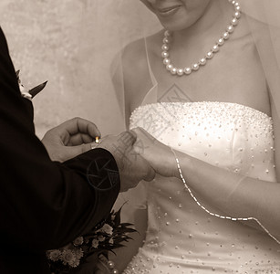 新娘和新郎交换结婚戒指的婚图片