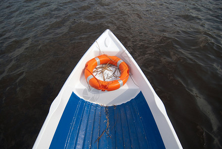 用救生圈在湖上划船进行救援图片